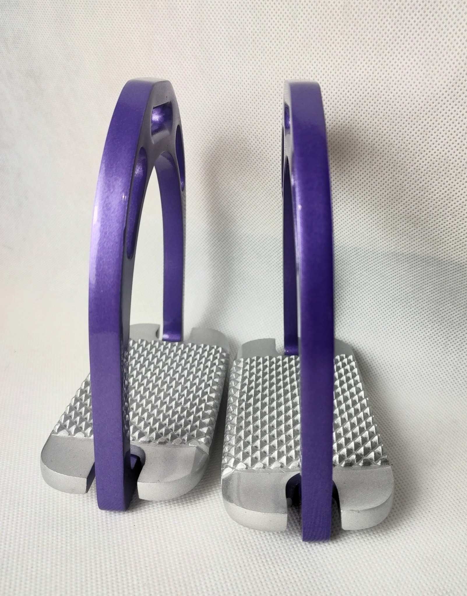 Nowe, lekkie aluminiowe strzemiona.