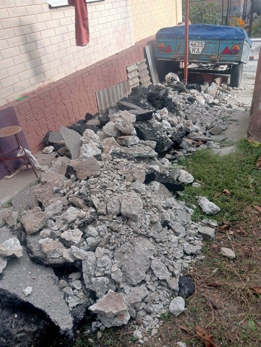 Віддам даром у господарство куски асфальту та бетону.