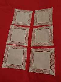 Komplet 6 serwetek z tkaniny obrusowej
Wykończone matową gipiurą 
Ķwad