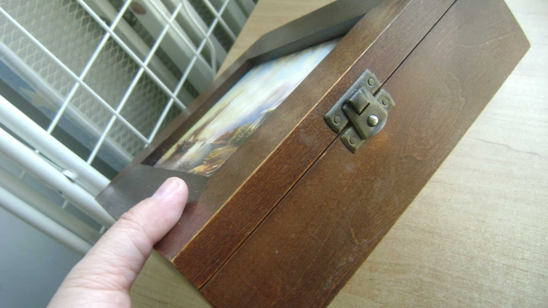 Starocie z PRL Gablotka na klucze = drewniana 25 cm x 20 cm zawieszana