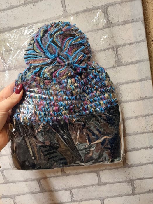 Nowa czapka damska z pomponem