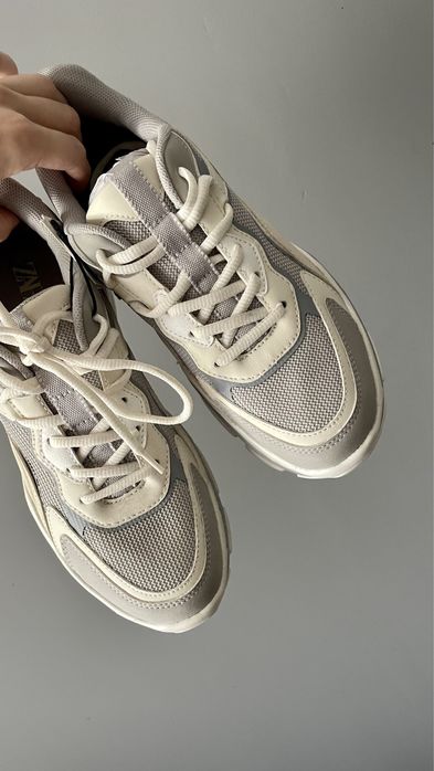 Кросівки Zara.