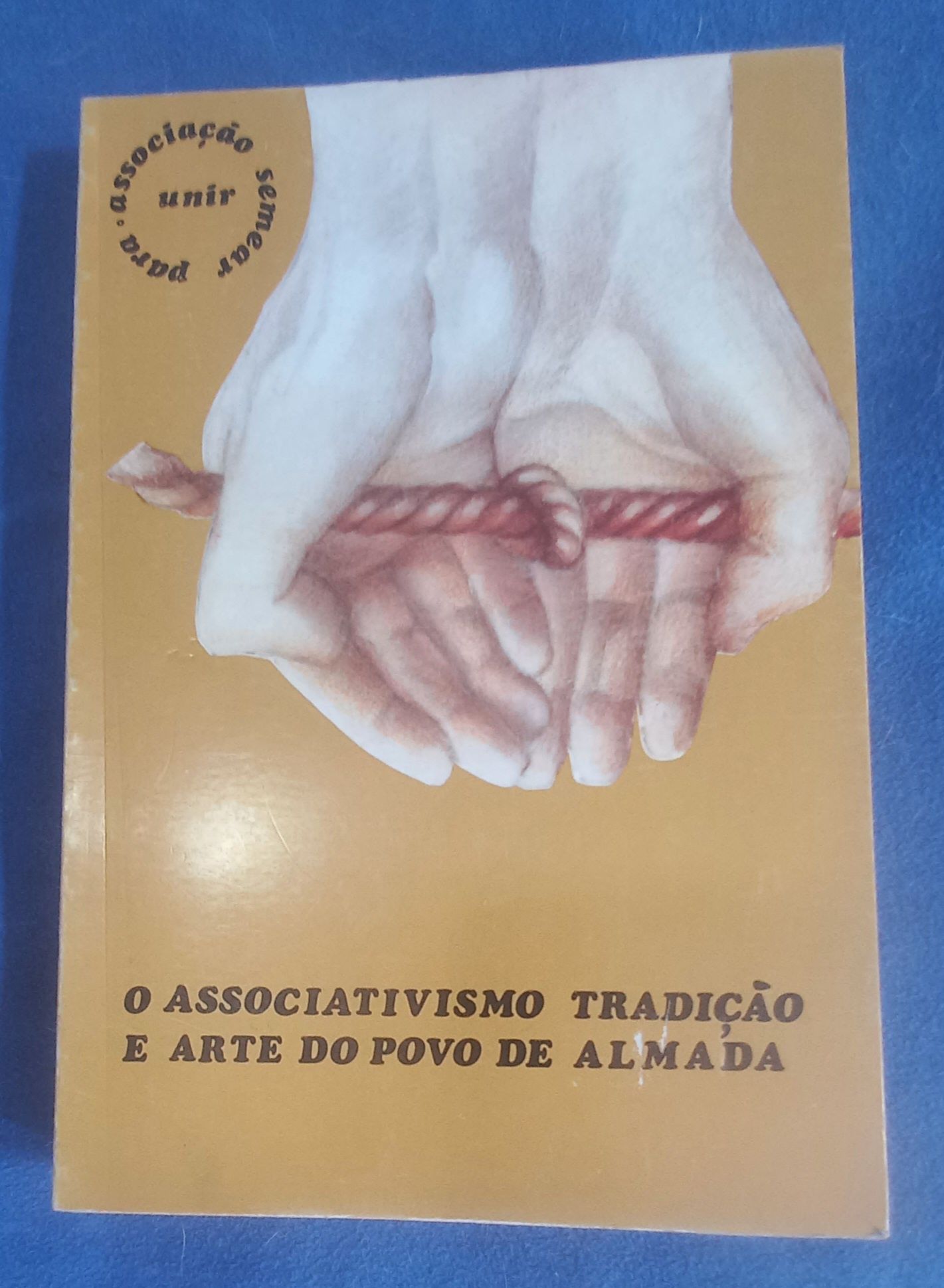 Livro  O associativismo tradição e arte do povo de Almada.