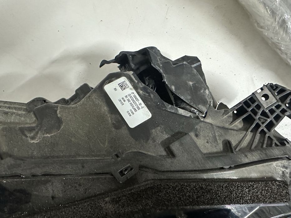 Фара права tesla model 3 highland