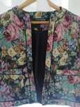 Blazer florido em tecido grosso