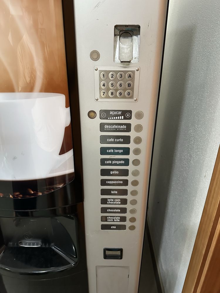 Maquina de vending de snaks e bebidas quentes