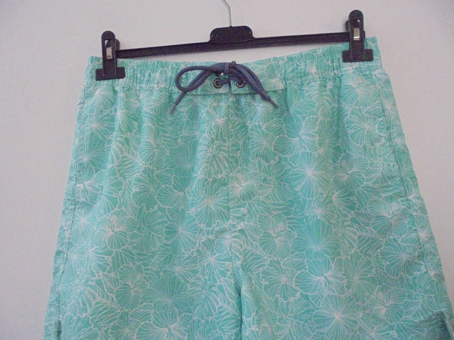 calção de homem cor verde e branco