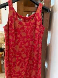 Vestido acetinado em tons vermelho e dourado