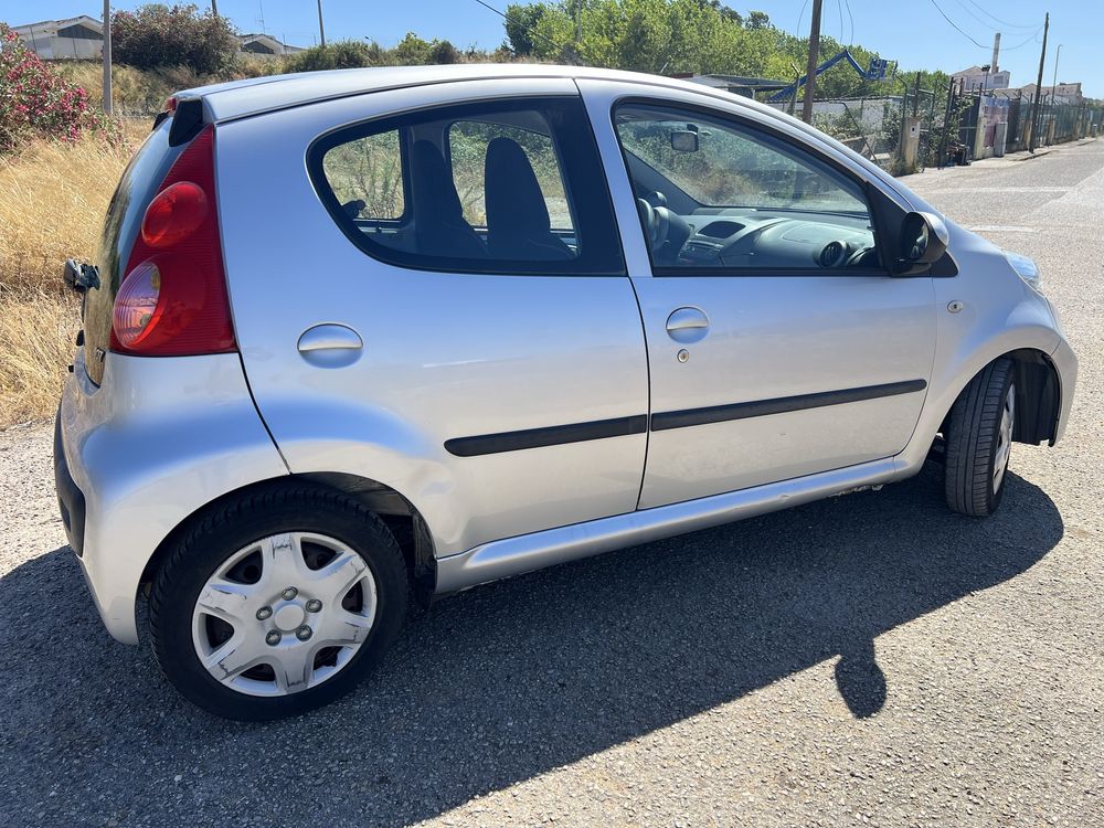 Peugeot 107 1.0 Trendy com AC de 2009, 5 portas, 4 lugares