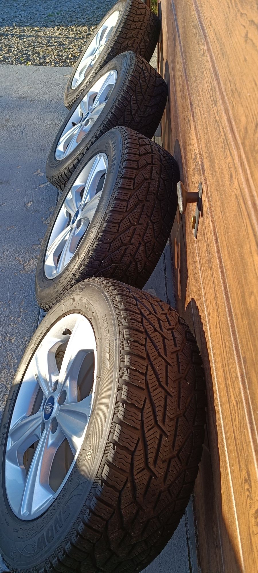 Felgi +opony 235/55 R17   Ford Kuga