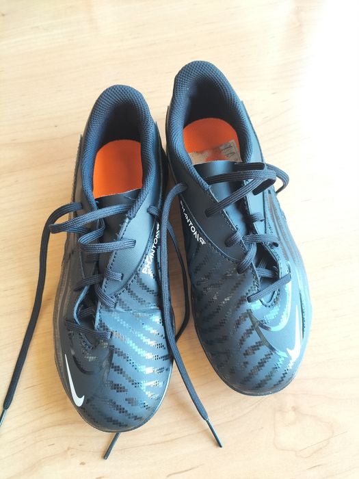 Tênis futebol pretos Nike Phantom