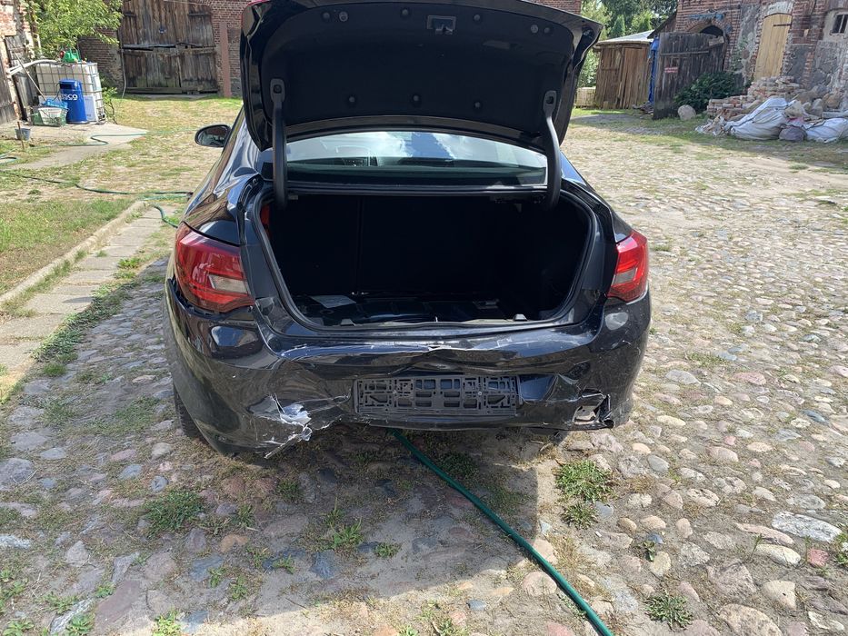 Opel astra sedan 2016- uszkodzony tył