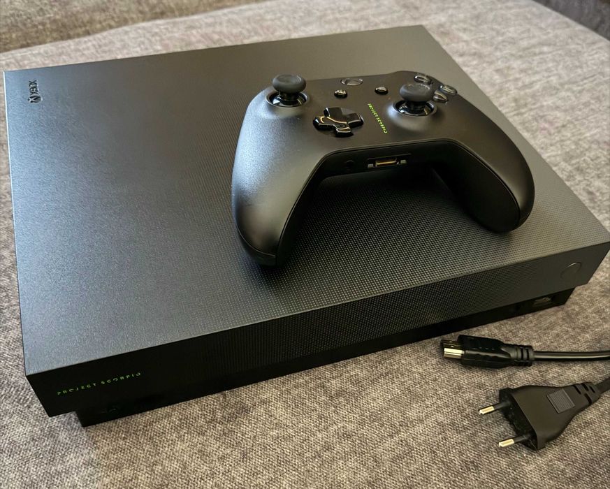 (Відмінний стан) Xbox One X Progect Scorpio + GTA 5 + Геймпад + Кабелі