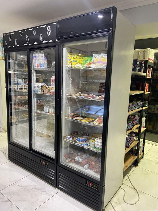 Холодильний шкаф вітрина 7000