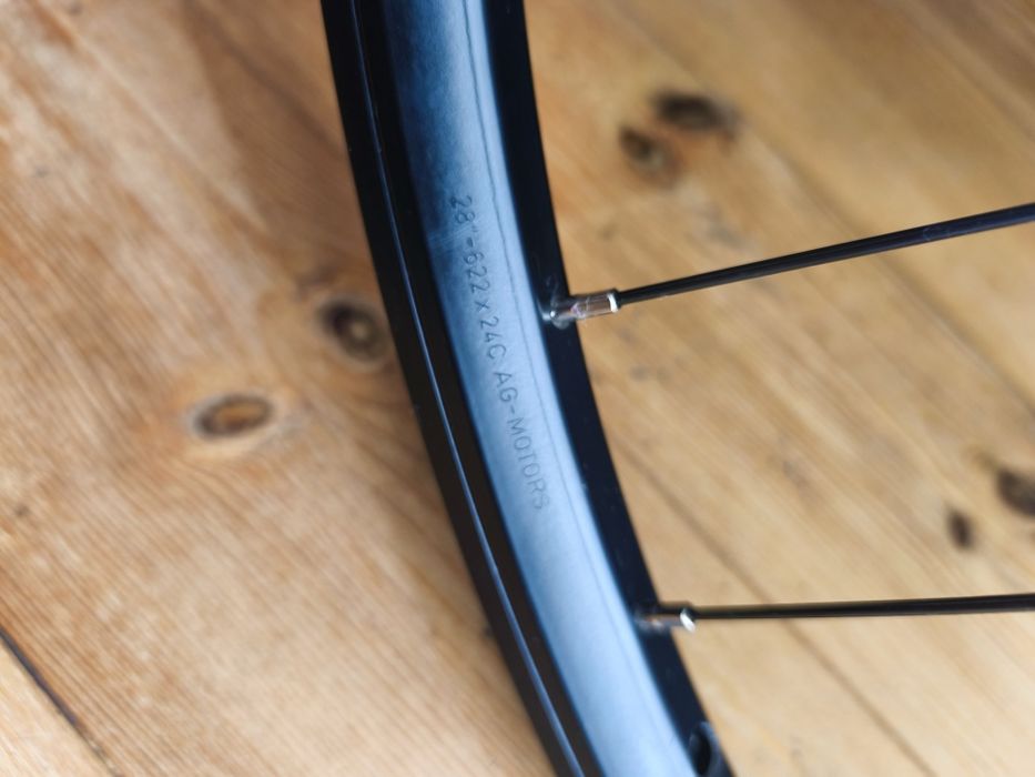 Przednie koło rowerowe 28 cali centerlock