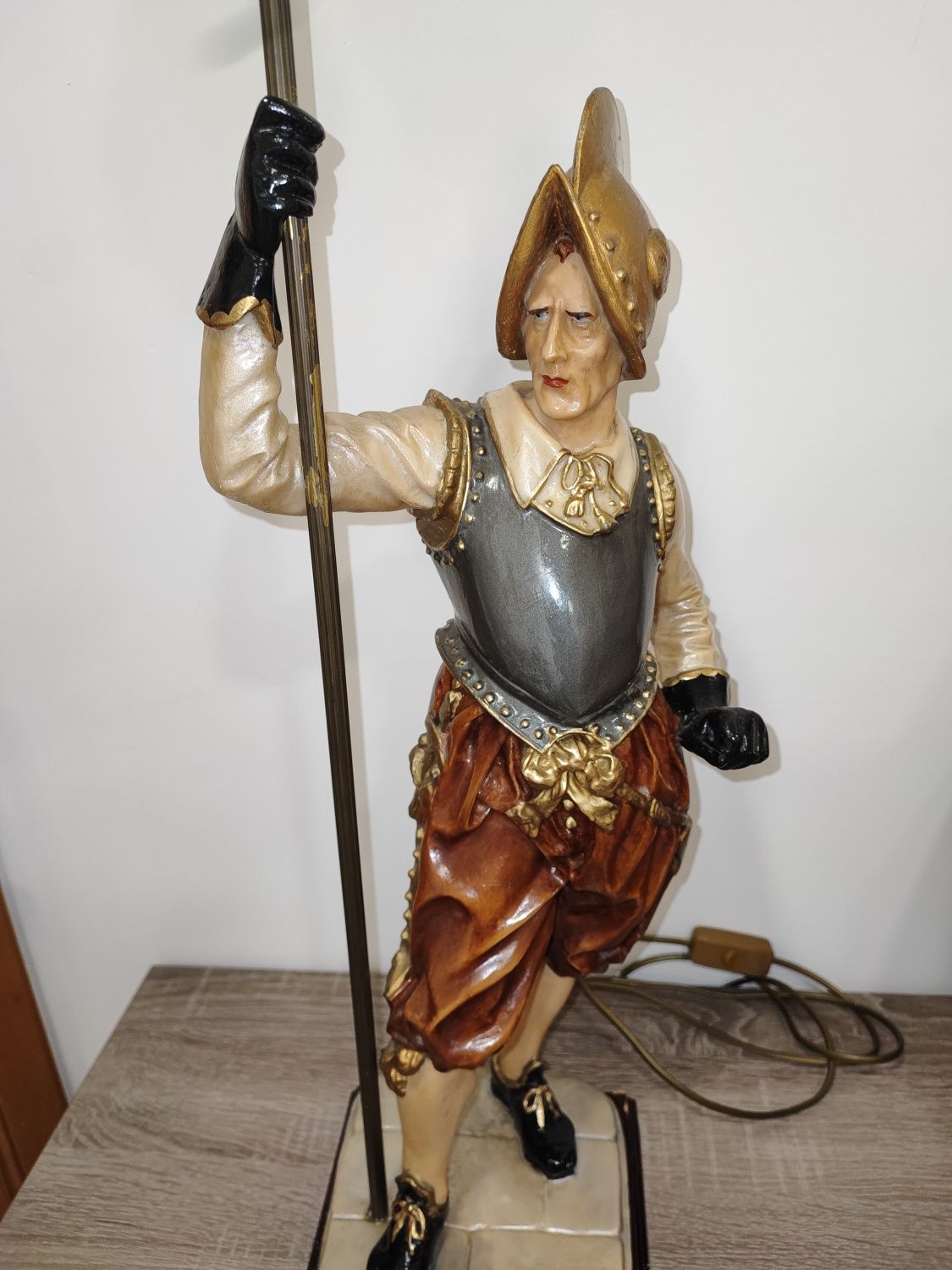 Candeeiro com estátua Huguenot em marfinite pintado a mão