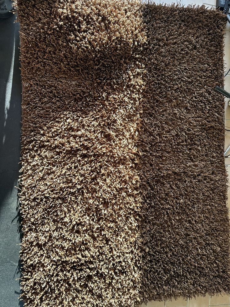 Carpete castanha pelo alto