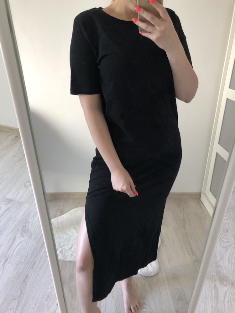 Czarna sukienka midi z rozporkiem