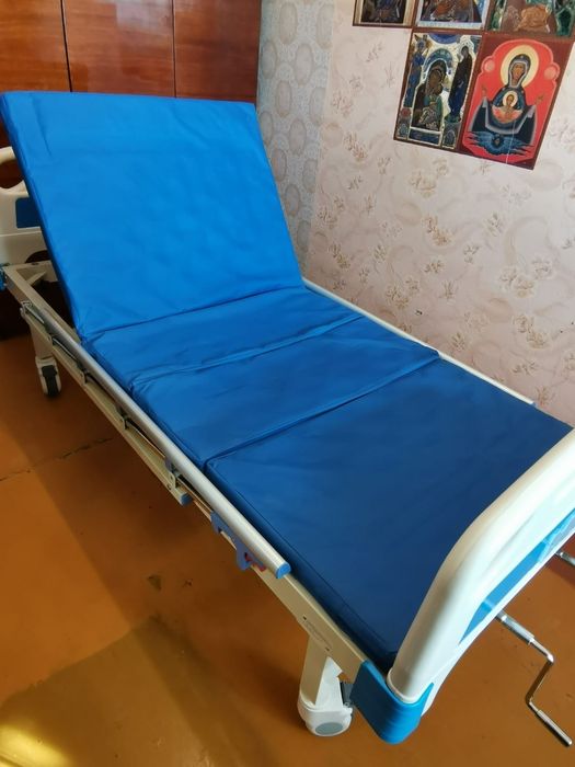 Медицинская кровать на колёсах AIRM HEALTH механическая 2-секционная