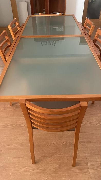 Mesa de jantar com seis cadeiras