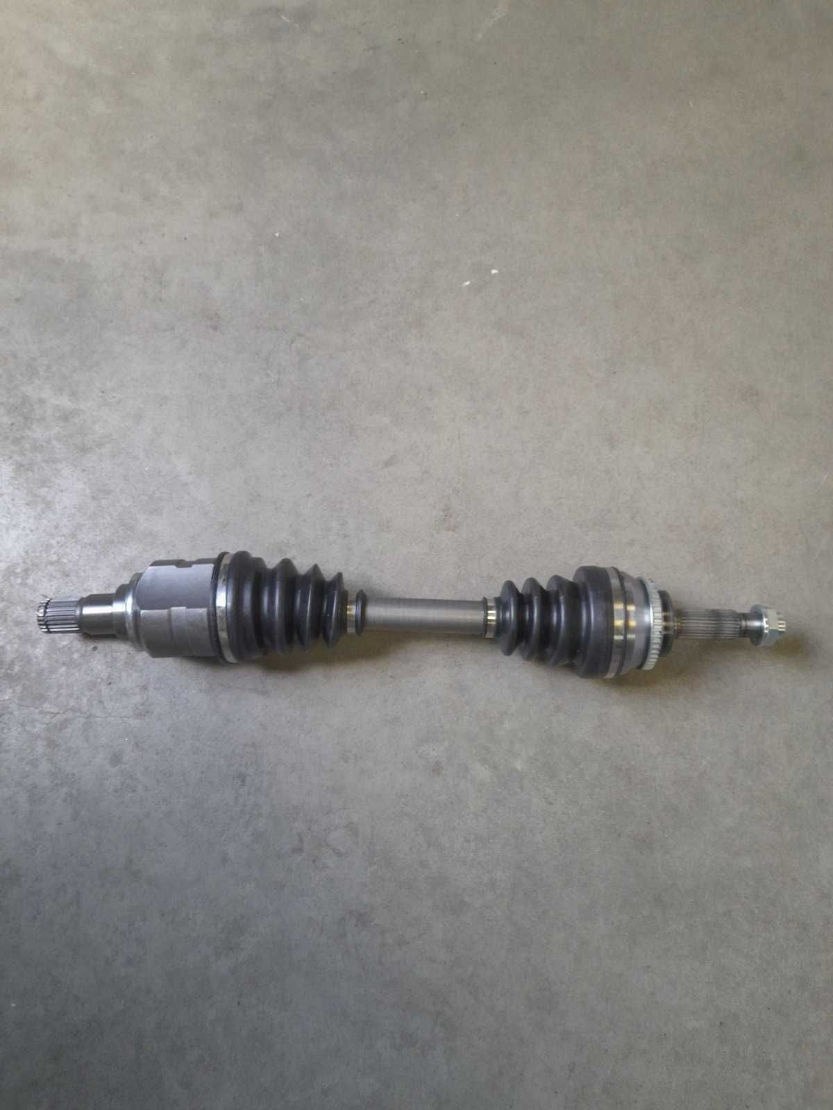 Полуось, привод, шрус левая Toyota Avensis 06-08 2.0 Di Тойота Авенсис