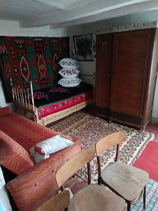 Продається хата ,  майже в центрі села.а