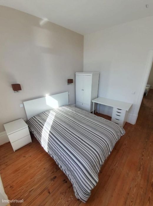 759491 - Quarto com cama de casal em casa com 8...