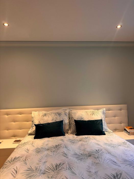 Cama e colchão de casal 150x190 com cabeceira e arrumação