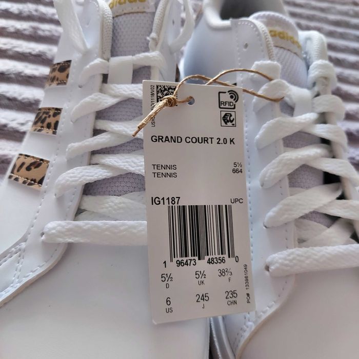 Кросівки 38,5-39 Adidas оригінал екошкіра трендові білі з принтом лео