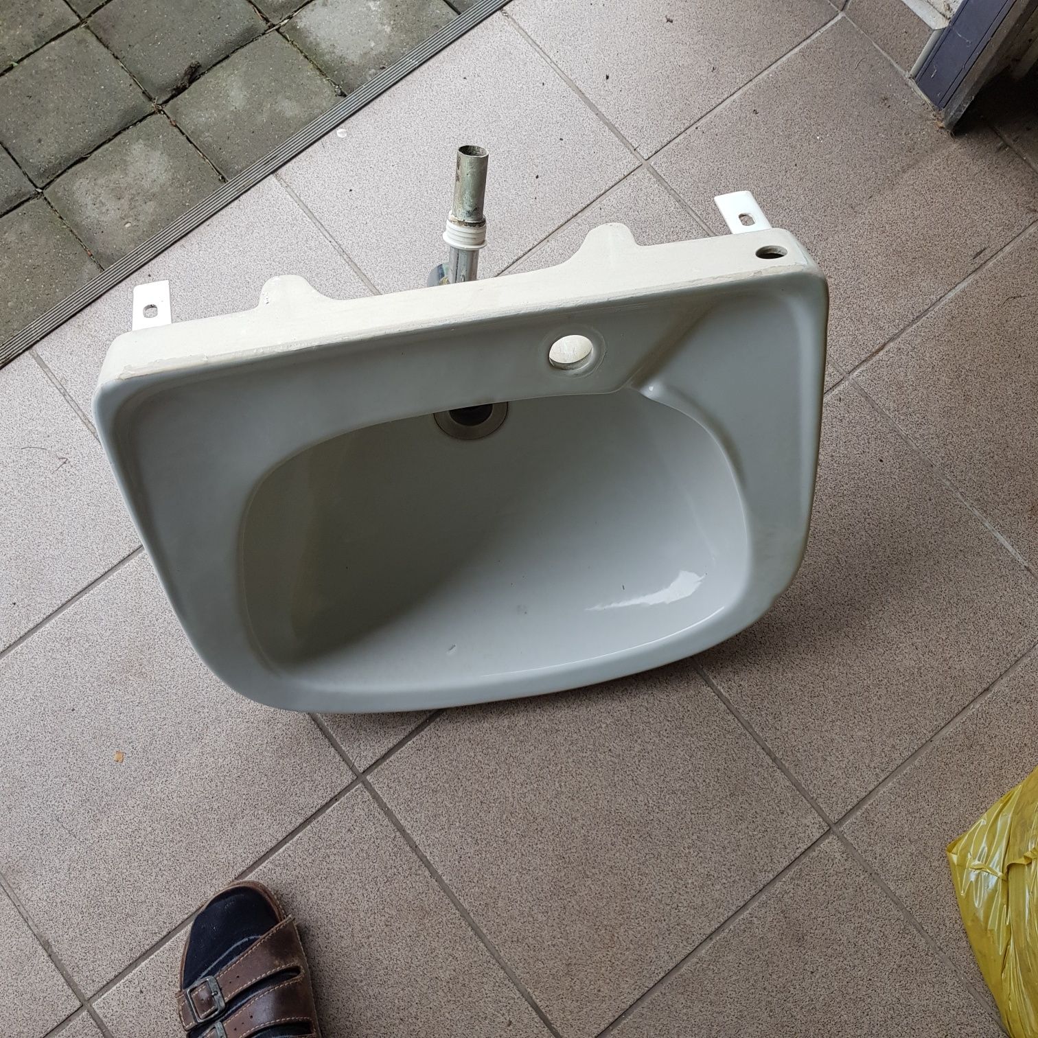 Umywalka z nogą jako wyposażenie łazienki/ubikacji