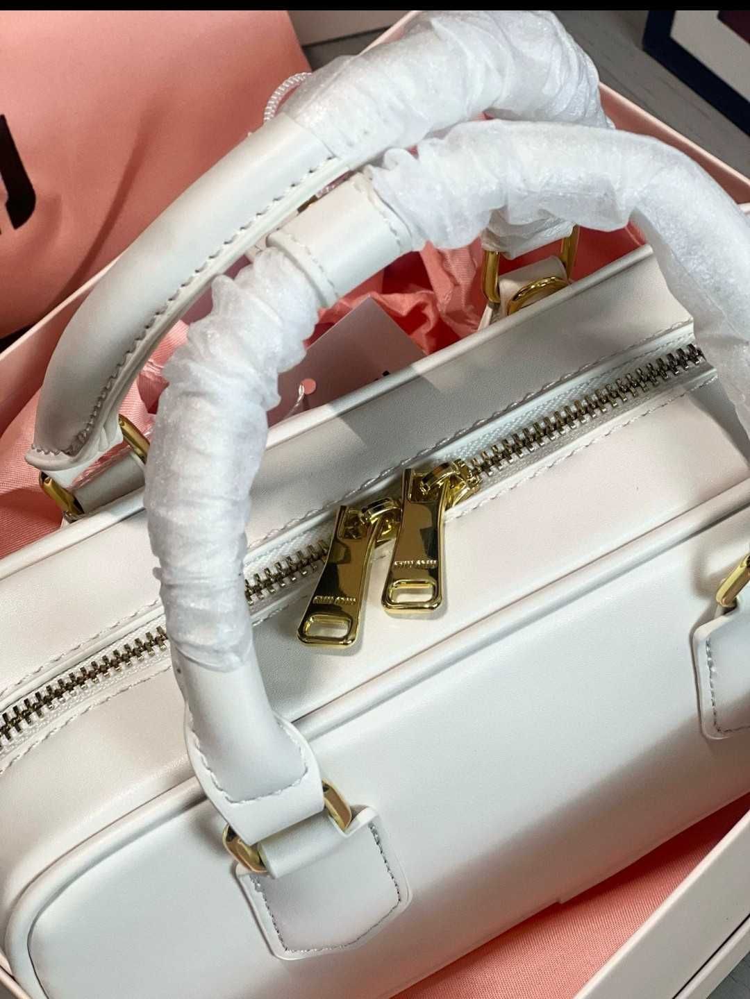 MiuMiu Biała Mała Torba Na Ramię Z Wykonanym Sercem Outlet