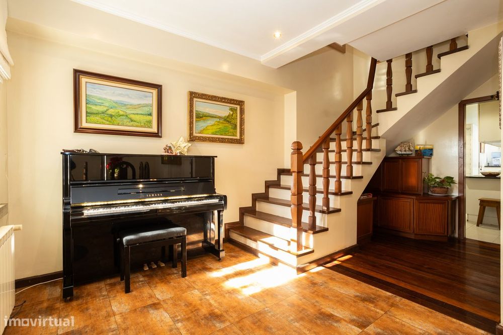 Moradia de 3 pisos, com piscina e garagem no típico bairro de Belém