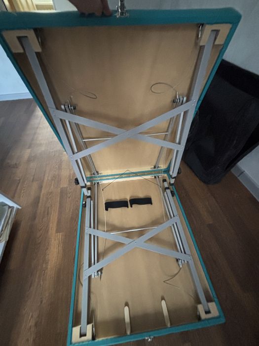 Складной массажный стол в хорошем состоянии.