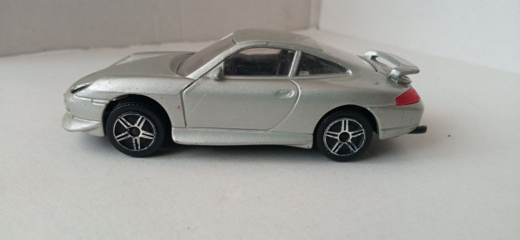 Bburago Porsche 911 Carrera w skali 1/43