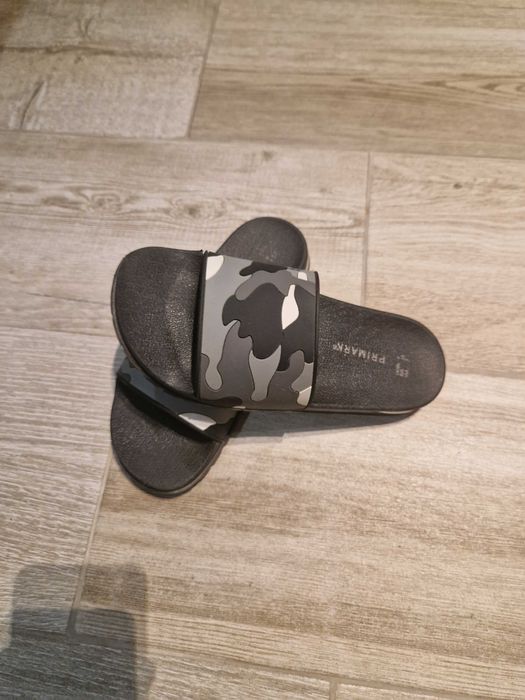 Vendo chinelos de menino tam 35 novos