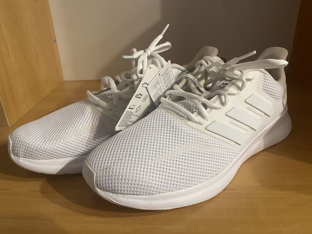 Adidas кросівки нові