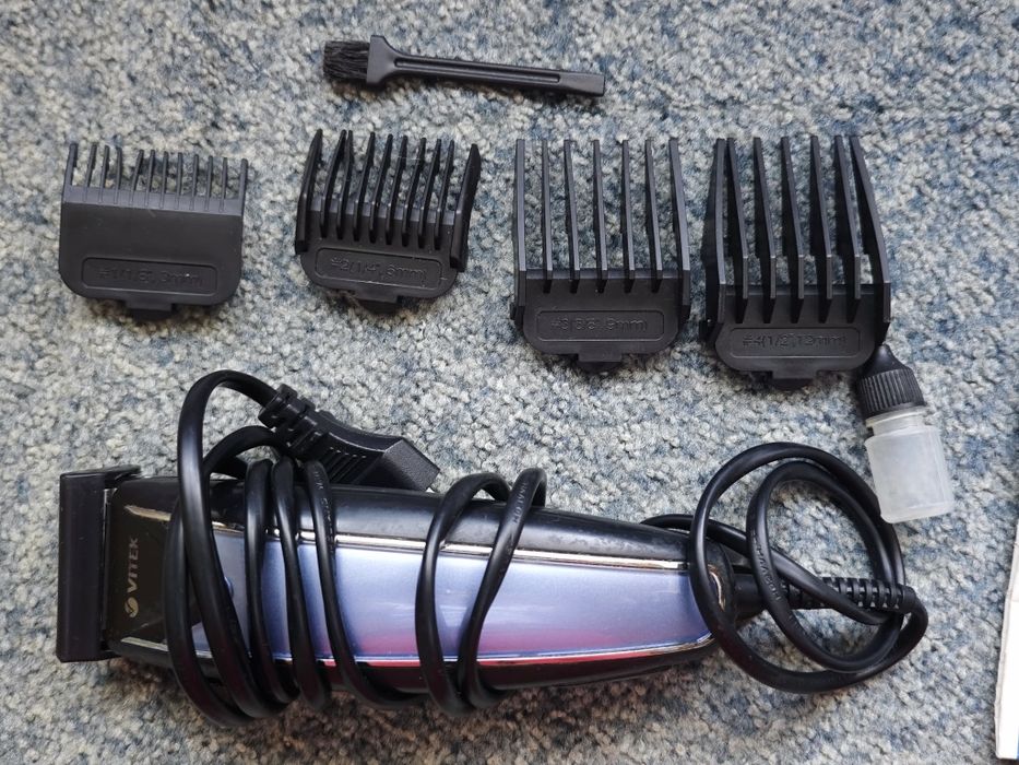 Машинка для стрижки фірма Vitek. Робоча. Працює від електромережі.