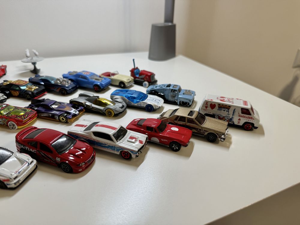 Машинки Hot Wheels, Matchbox, Majorette, Maisto