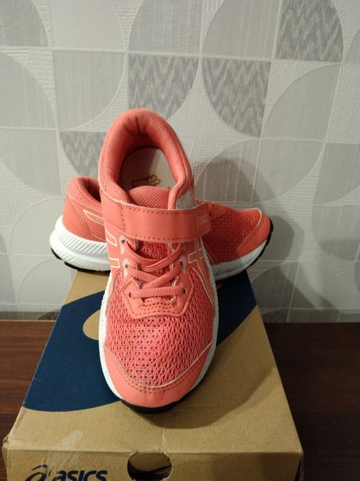 Продам дитячі спортивні кросівки Asics