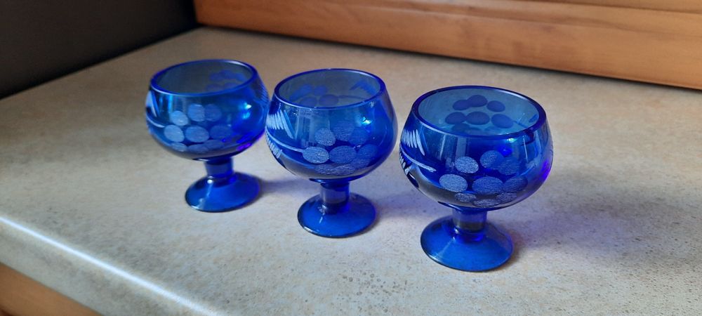 3 szklane kobaltowe kieliszki