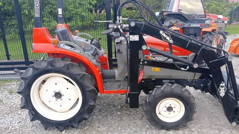 Traktorek japoński, mini traktor Yamar AF-18 z ładowaczem.