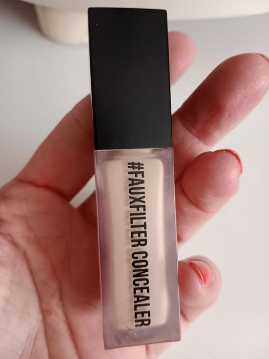 Korektor do twarzy huda beauty