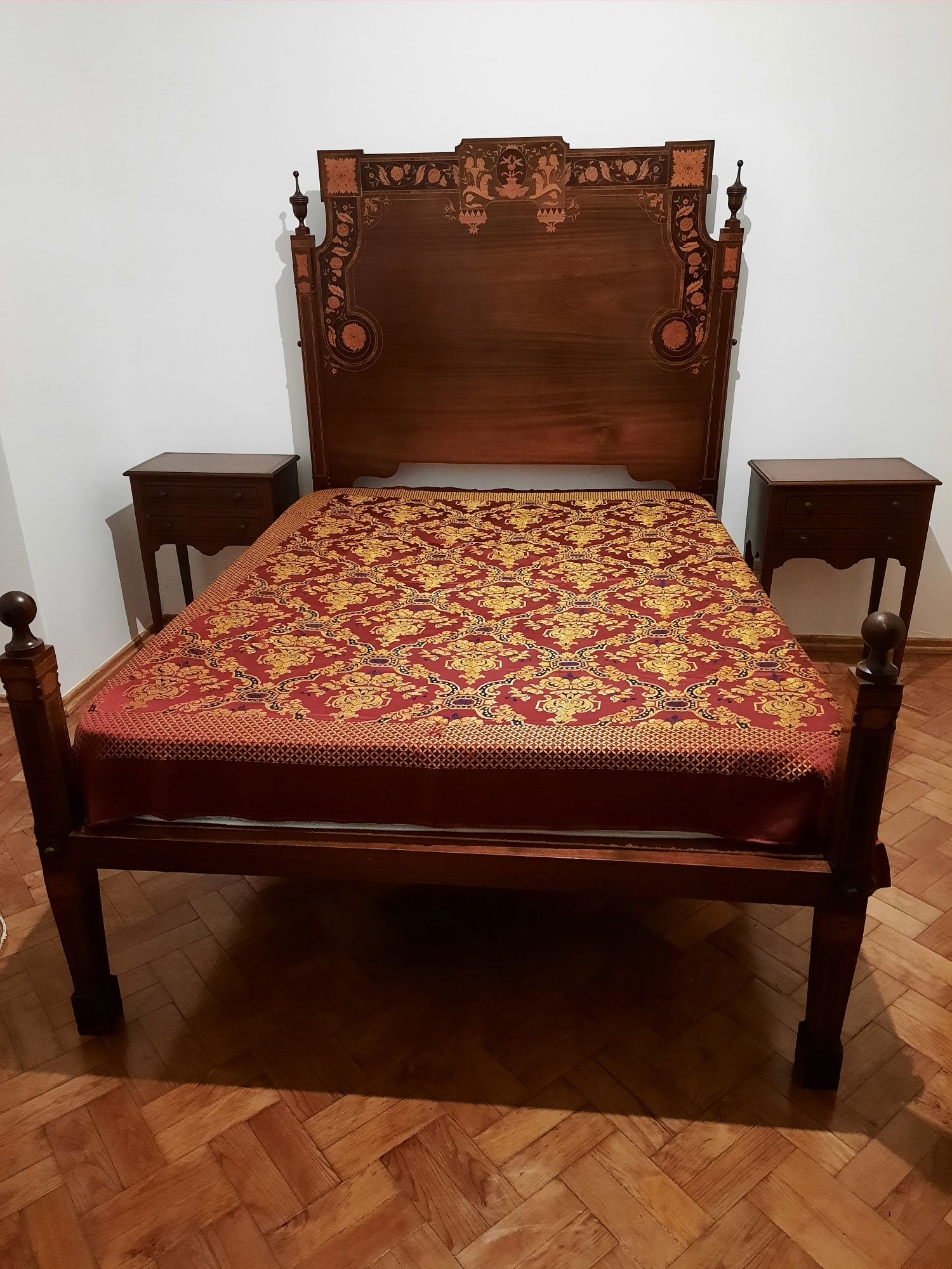 Cama D. Maria + 2 mesas de cabeceira + colchão e estrado