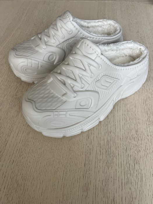 Нові гумові кросівки