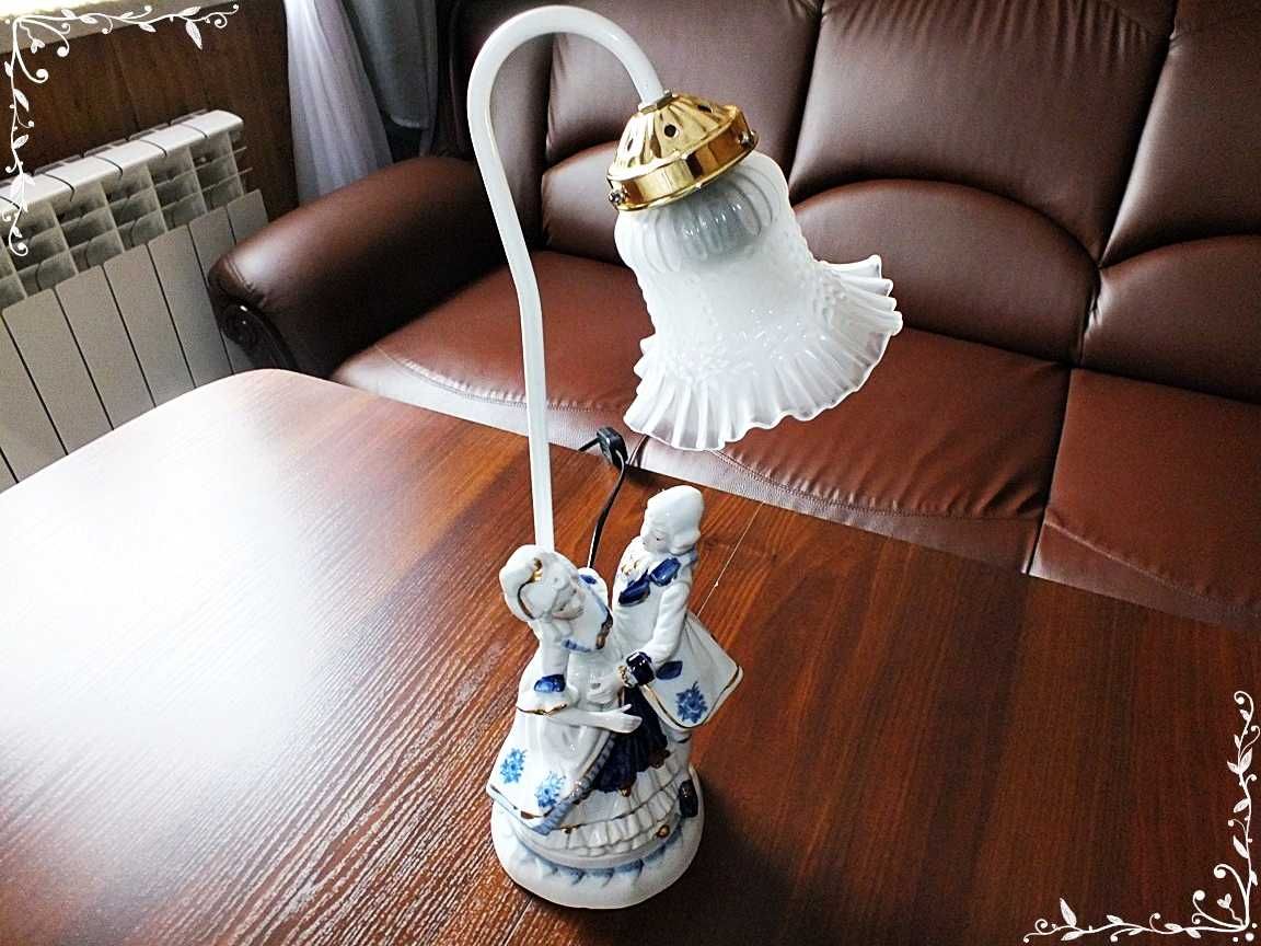 Stara lampa / lampka nocna z porcelany scenka z baroku z lat 60'