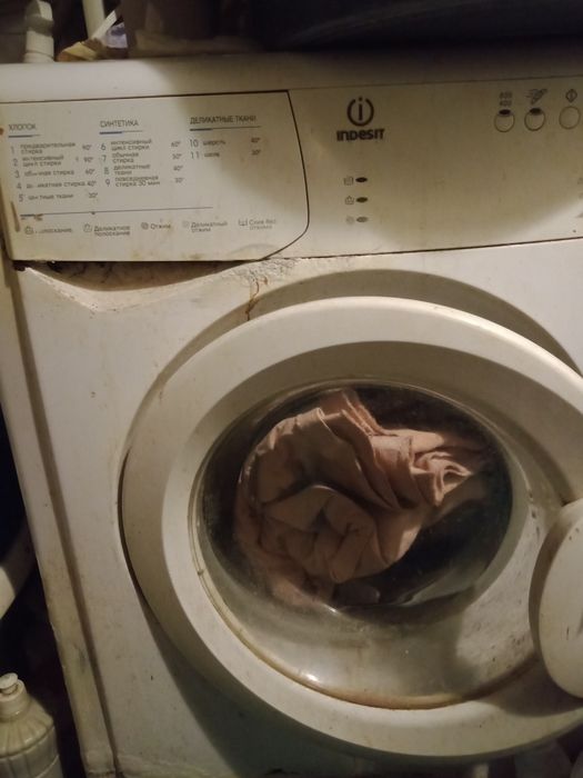 Продам стиральную машину Индезит на запчасти