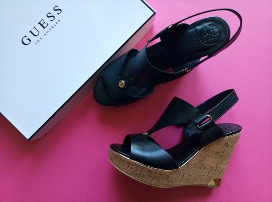 Черные кожаные босоножки бренд Guess танкетка р. 38, 5