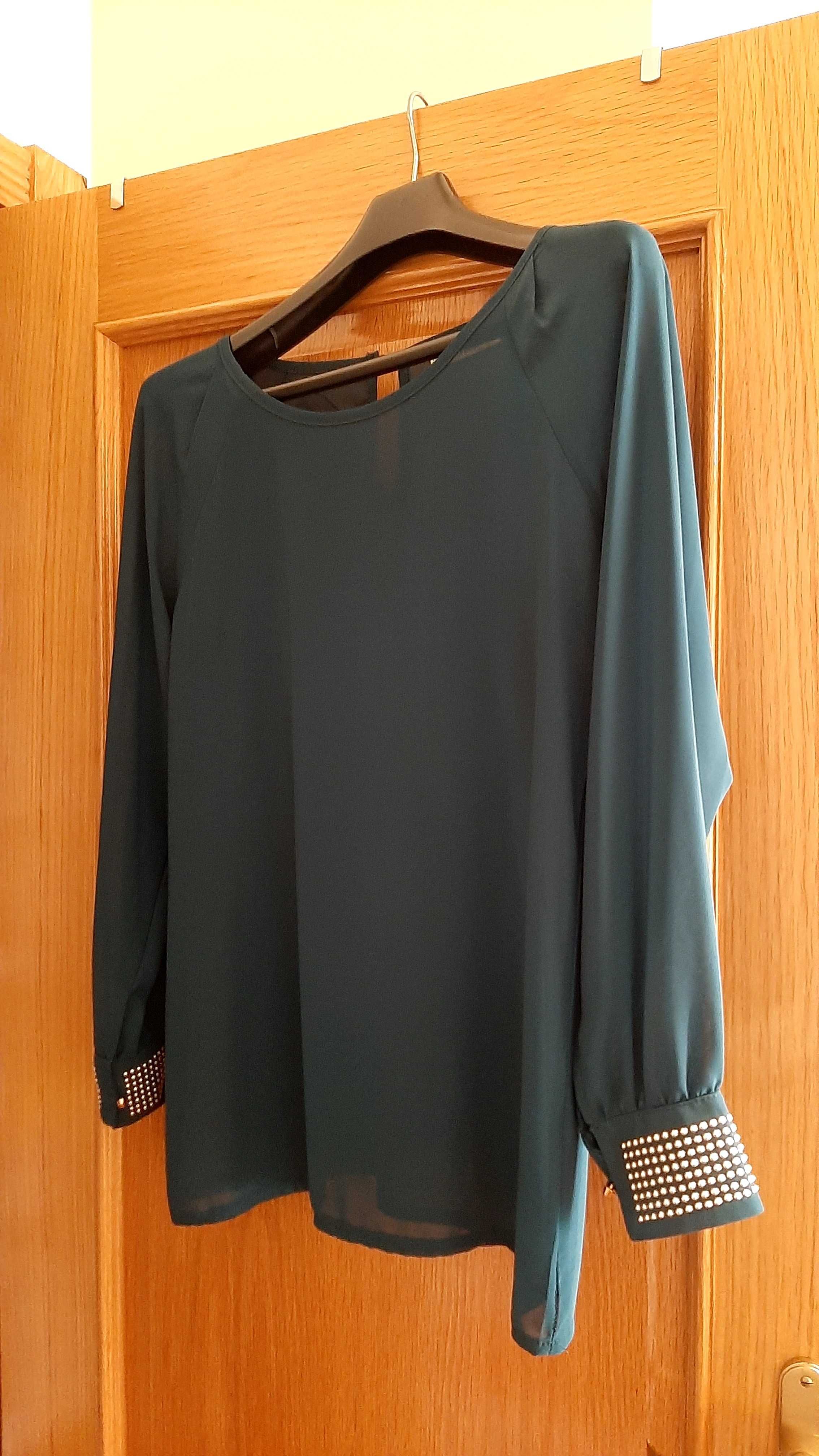 Túnica com Tachas Douradas nos Punhos