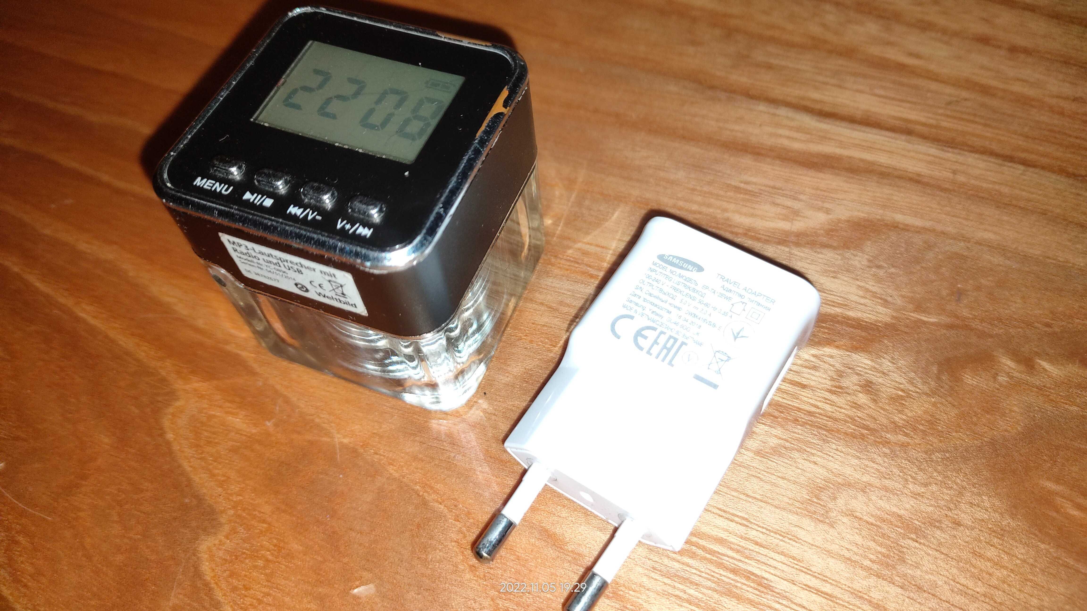 Przenośny głośniczek z radiem/USB/SD z ładowarką stan dobry