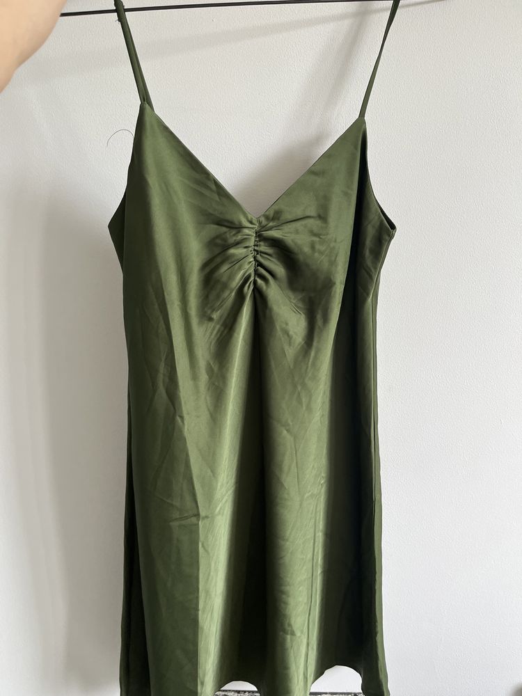 Sukienka Stradivarious ciemno zielona na ramiączkach krótka